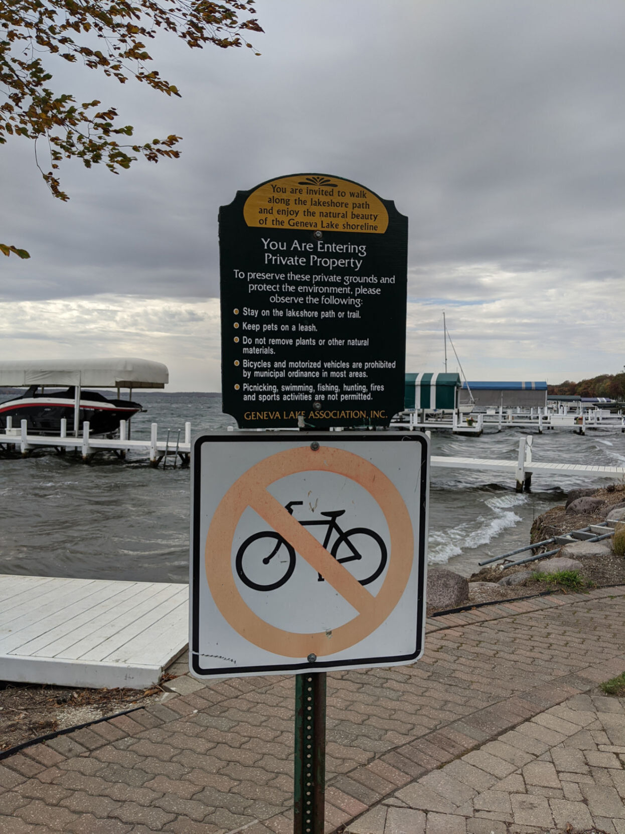 Lake Geneva path no bikes sign.jpg